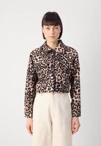Korte jakke med leopardmønster i myk stoff, med kragehals, frontlukking med knapper, og to brystlommer.