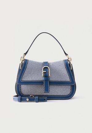 Borsa a righe blu e bianche con rifiniture in pelle, chiusura con fibbia, manico corto e tracolla regolabile staccabile su sfondo bianco.