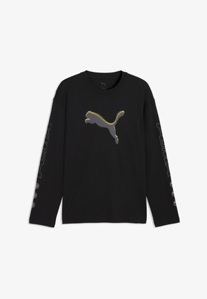 Czarna koszula z długim rękawem z dużym szarym logo Puma obramowanym na żółto, umieszczonym na środku z przodu oraz słowem "PUMA" nadrukowanym pionowo na obu rękawach.
