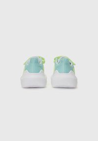 Baskets de sport en mesh vertes et bleues avec des semelles en caoutchouc blanches, présentant une texture douce et un design sans lacets avec une boucle arrière pour les enfiler facilement.
