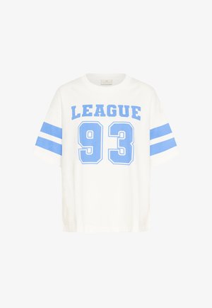 Biele tričko s krátkym rukávom s modrým nápisom "LEAGUE", číslom "93" na prednej strane a dvoma modrými pruhmi na každom rukáve.
