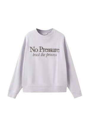 Felpa grigio chiaro con collo rotondo e maniche lunghe, con la scritta "No Pressure trust the process" in caratteri audaci e corsivo sul davanti.