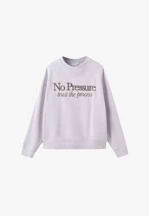 Svetlo siva majica z dolgimi rokavi in okroglim izrezom, na sprednji strani je v krepki in pisani pisavi napis "No Pressure trust the process".