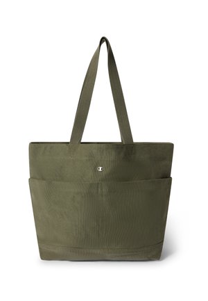 Olijfgroene draagtas met twee lange handvatten, een groot voorvak en een klein metalen logo in het midden nabij de bovenrand.