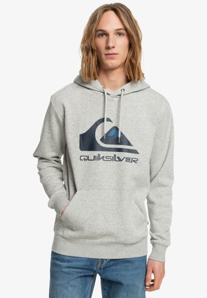 Sudadera gris hecha de una mezcla de algodón, con un gran logo de Quiksilver en azul y negro y un bolsillo frontal. Incluye capucha con cordón y puños acanalados.