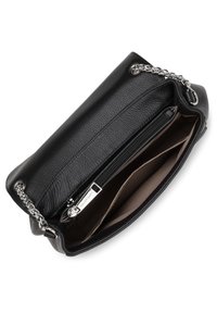 Borsa a mano in pelle nera con superficie texture, tracolla a catena e chiusura con zip. L'interno presenta scomparti divisi e una fodera liscia.