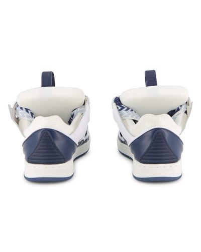 Αθλητικά παπούτσια με λευκό πλέγμα στο πάνω μέρος, ναυτικό μπλε λεπτομέρειες, υφή στη φτέρνα και υφαντό λουράκι. Διαθέτουν θηλιά για εύκολη φόρεση και καουτσούκ σόλα.