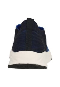 Marineblå strikkesneaker med tekstureret finish, rund grå sål og en løkke bagpå. Har blå detaljer langs kraven.