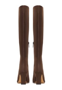 Botas marrones hasta la rodilla hechas de material liso, con tacón cuadrado, cremalleras laterales y detalles de costuras en contraste.