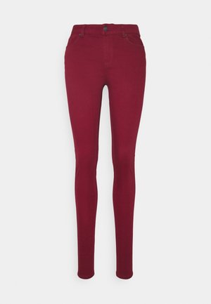 Jeans skinny burdeos con una textura suave, que cuentan con un clásico cierre de botón y cremallera, cinco bolsillos y un corte ajustado.