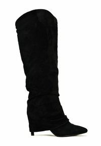 Botte noire en daim jusqu'au genou avec un bout pointu, un design drapé et un petit talon empilé. Texture lisse avec un minimum de détails matériels.