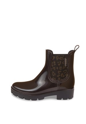 Bota de lluvia hasta el tobillo de color marrón oscuro brillante con paneles laterales elásticos con estampado de leopardo y suela gruesa con dibujo.