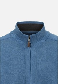 Blaues Zip-up Sweatshirt mit einem gerippten Kragen und kontrastierendem schwarzem Innenfutter, das ein strukturiertes Strickmuster aufweist und einen Lederreißverschluss-Zipper hat.