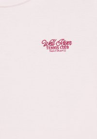Tissu rose clair avec texte rouge brodé indiquant "Well River Tennis Club Paris France" en lettres cursives et majuscules.
