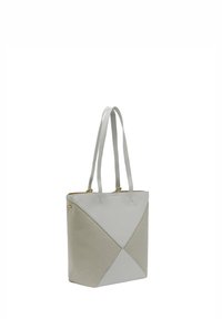 Tote taske i lys grå læder med geometrisk design og teksturerede detaljer, dobbelte skulderremme og diskret guldfarvet hardware.