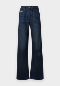 Vaqueros de pierna ancha en color azul oscuro hechos de mezclilla. Presentan un cierre de botón, diseño de cinco bolsillos y un sutil desvanecimiento en la parte frontal.