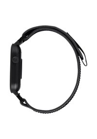 Orologio smartwatch nero con cassa rettangolare arrotondata, cinturino nero testurizzato e pulsante laterale. Il cinturino ha una leggera lucentezza e un bordo decorato.