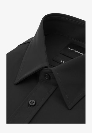 Czarna koszula o dopasowanym kroju, z gładką fakturą, zaostrzonym kołnierzykiem i pasującymi guzikami. Etykiety widoczne wewnątrz kołnierza.