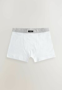 Biele boxerky vyrobené z bavlny s šedým elastickým pásom. Na prednej strane sa nachádza čierna nálepka s nápisom "NEXT" umiestneným na stred.