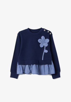 Marineblauwe sweatshirt met een applicatie van een blauw-wit gestreepte stoffen bloem, drie zilveren knopen op de schouder en een gerimpelde gestreepte zoomdetail.