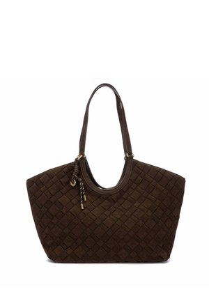 Bolso tote de cuero marrón oscuro con un patrón de tablero de ajedrez tejido, dos asas para el hombro y borlas trenzadas decorativas en un lado.