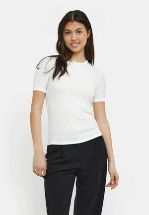 Witte geribbelde T-shirt met korte mouwen en een ronde hals. Draag het met zwarte broeken, die een gladde textuur en een aansluitend ontwerp hebben.