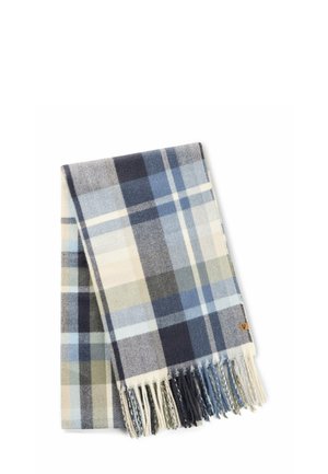 Écharpe en laine pliée avec un motif à carreaux bleu, gris et crème et des extrémités à franges sur fond blanc.