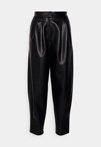 Zwarte neplederen broek met een losse pasvorm, geplooide voorkant en twee zijzakken. Soepele textuur met een glanzende afwerking.