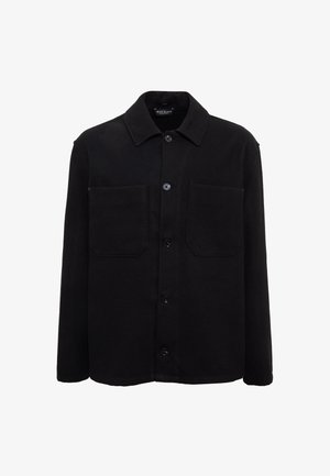 Schwarze Jacke aus weichem Stoff; verfügt über einen Kragen, zwei große Fronttaschen und einen Knopfverschluss, mit geradem Schnitt und langen Ärmeln.