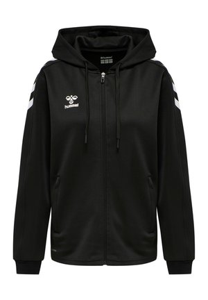 Zwarte ritshoodie met een trekkoordcapuchon, zijzakken en witte chevronstrepen op de mouwen. De stof lijkt soepel en rekbaar.
