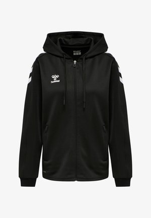 Zwarte ritshoodie met een trekkoordcapuchon, zijzakken en witte chevronstrepen op de mouwen. De stof lijkt soepel en rekbaar.