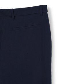 Pantaloni blu navy realizzati in un tessuto dalla finitura liscia, dotati di tasca posteriore e passanti per cintura, progettati per una vestibilità sartoriale.