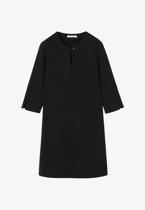 Rochie neagră cu decolteu rotund, mâneci trei sferturi, despicătură frontală și design minimalist. Fabricată dintr-un material neted, cu croială ajustată.