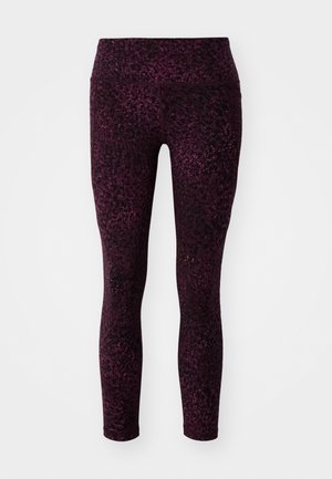 Leggings in tiefem Burgunderrot, mit einem strukturierten Muster und einem subtilen Glanz, hoher Taille und einer engen Silhouette.