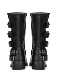 Botas de cuero negras hasta la rodilla con cierre de cremallera y cinco acentos metálicos en los lados. Tacón grueso y sólido. Textura suave.