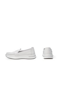Białe skórzane buty slip-on z teksturowaną cholewką, z okrągłym czubkiem i szaro-rubberową podeszwą z subtelną linią akcentującą.
