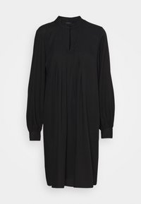 Robe noire à manches longues avec un col montant, un devant plissé et des manches à revers. Fabriquée en tissu léger à la texture lisse.