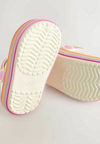 Mitmevärviline triibuline tallamuster, millel on valge kummist pind ja siksakilaadne mustriga soon.