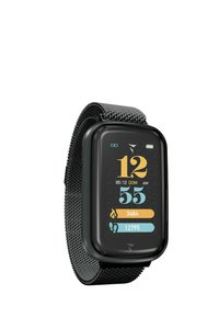 Smartwatch mit einem rechteckigen schwarzen Display, einem metallischen Mesh-Armband, digitalen Uhrzeiten und Aktivitätsstatistiken in Gelb und Türkis auf dem Bildschirm.