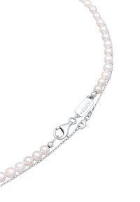 Perlenkette mit kleinen, runden weißen Perlen und einer silberfarbenen Metallkette. Verfügt über einen Karabinerverschluss und einem Anhänger mit eingraviertem "Kuzoi".
