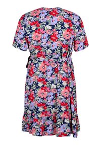 Květinové šaty s obepínajícím střihem, které mají tmavě modré pozadí, krátké rukávy, červené a fialové květy a volánkový lem; vyrobeny z lehkého materiálu.