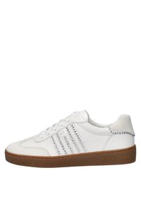 Zapatilla de piel blanca con suela de goma, que presenta tachuelas plateadas en el lateral y un talón de marca. Textura suave con diseño de cordones en la parte frontal.