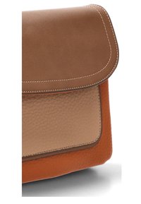 Bolso de mano de cuero marrón con un frente texturizado en color beige y fondo naranja, que presenta una tapa redondeada y costuras en contraste.