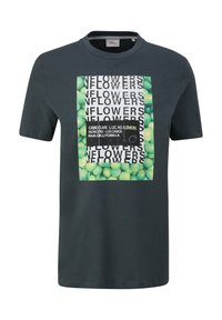 Donkergrijze katoenen t-shirt met een rechthoekige graphic met groene vruchten en zwarte tekst, waaronder "FLOWERS" en geografische namen.