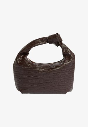 Brązowa pleciona torebka z rękojeścią zawiązaną na supeł. Charakteryzuje się gładką fakturą i zaokrąglonym kształtem, uzupełnionym zamkiem błyskawicznym u góry.