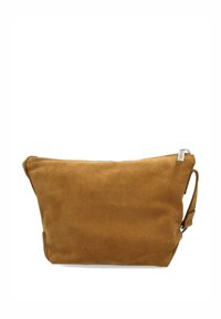 Borsa a pochette in suede color tan, dalla forma rettangolare, con chiusura a zip e una tracolla laterale. Texture liscia senza motivi o dettagli visibili.