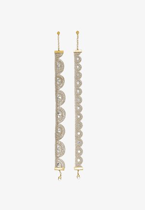 Paar goldfarbener Metallarmbänder mit filigranem geschwungenem Spitzen-Design und kleinen klaren Strassakzenten, mit Karabinerverschlüssen und Verlängerungsketten.