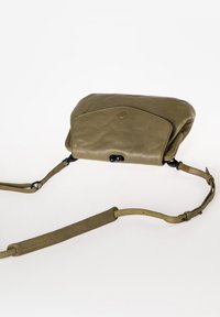 Borsa a tracolla in pelle verde oliva con un design strutturato, chiusura magnetica e tracolla regolabile. Texture liscia con dettagli di cucitura sottili.