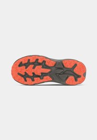 Σόλα παπουτσιού με υφή σε μαύρη επιφάνεια και φωτεινά πορτοκαλί σχέδια πρόσφυσης, σχεδιασμένη για κράτημα και σταθερότητα.