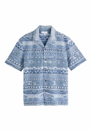 Košeľa s krátkym rukávom na gombíky s modro-bielymi geometrickými a kmeňovými vzormi, s kempovým golierom a hnedými gombíkmi.